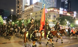Sôi động màn diễu hành kỵ binh trên đường phố TPHCM