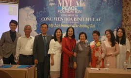 Lãnh đạo tỉnh Quảng Ngãi chụp ảnh lưu niệm cùng các cơ quan, đơn vị thực hiện dự án tại buổi họp báo 