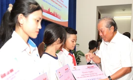 Tặng quà đồng bào Khmer dịp Tết Chôl Chnăm Thmây