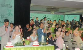 Ấm áp lễ cưới đặc biệt dành tặng các cặp đôi khiếm khuyết cơ thể