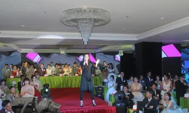 Hồ Ngọc Hà khuấy động lễ cưới tập thể tặng các cặp đôi khiếm khuyết