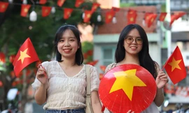 Giới trẻ hào hứng check-in với cờ Tổ quốc dịp 30/4