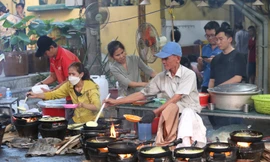 Ngôi cổ tự đỏ lửa đãi cơm người nghèo suốt tháng Vu lan 