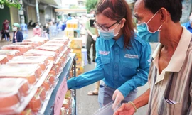 Chăm lo người dân yếu thế trong khu cách ly, khu phong tỏa