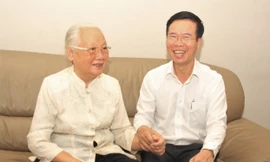 Trưởng ban Tuyên giáo T.Ư Võ Văn Thưởng chúc mừng bác sĩ Đoàn Thúy Ba