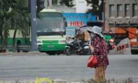 Người bán vé Sài Gòn mưu sinh trước giờ nghỉ chống dịch COVID-19 