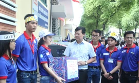 Bí thư thứ nhất T.Ư Đoàn thăm, tặng quà đội hình tiếp sức mùa thi