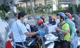 TPHCM: Người, xe ra đường nhộn nhịp khi đang giãn cách