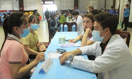 Bác sĩ áo lính hết lòng vì dân