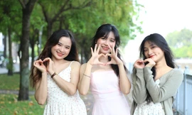 Điểm check in mới của giới trẻ Sài thành: Hàng cây lộc vừng thay lá đậm sắc thu