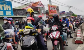 Dòng người ùn ùn đổ về Biên Hòa, Vũng Tàu nghỉ lễ 30/4