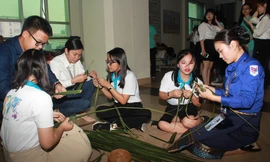 Đại biểu Tàu Thanh niên Đông Nam Á-Nhật Bản học kết lá dừa, tìm hiểu nón lá Việt
