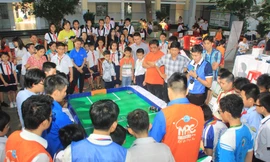 Nữ sinh duy nhất “vượt mặt” nhiều bạn nam ở cuộc thi điều khiển rô-bốt