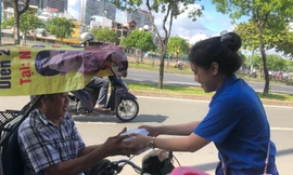 Tặng hơn 200 phần cơm nhân ái đến người nghèo