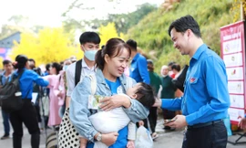 Người lao động, sinh viên về quê đón Tết trên các chuyến xe, chuyến bay nghĩa tình