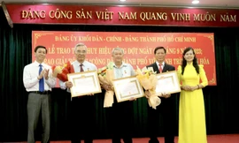 TPHCM trao huy hiệu cho các đảng viên cao tuổi Đảng