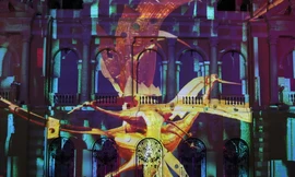 Video màn trình diễn 3D trên tòa nhà trăm tuổi mừng đại lễ 30/4