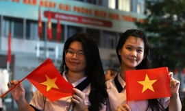 Giới trẻ hào hứng xuống phố xem hợp luyện diễu binh, diễu hành chuẩn bị lễ 30/4