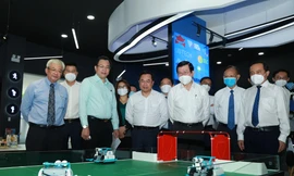 Nguyên Chủ tịch nước thăm viện tế bào gốc, cơ sở thí nghiệm ĐHQG TPHCM