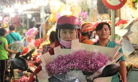 Cắm hoa xuyên đêm ở phố hoa lớn nhất TPHCM dịp 8/3
