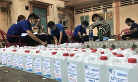 Tặng dung dịch sát khuẩn cho chung cư có người nhiễm Covid-19 ở Sài Gòn