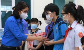 Mang Tết ấm áp đến với em nhỏ khó khăn vì COVID-19