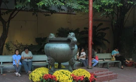 Bên trong đền thờ đặt lư hương Đức Thánh Trần ở Sài Gòn