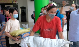 Hoa hậu H'Hen Niê nhiệt tình vác gạo chia sẻ với bà con nghèo 