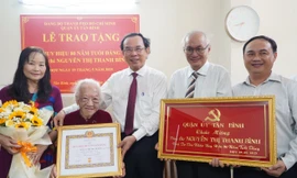 Bí thư TPHCM Nguyễn Văn Nên trao Huy hiệu 80 năm tuổi Đảng cho cán bộ tiền khởi nghĩa 