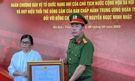 Truy tặng Huân chương bảo vệ Tổ quốc cho chiến sĩ hi sinh khi khống chế kẻ ngáo đá