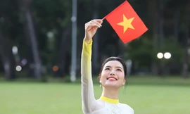 Bạn trẻ chụp ảnh check in Dinh Độc Lập dịp kỷ niệm ngày thống nhất đất nước