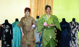 Bạn trẻ trình diễn thời trang làm từ lá cây