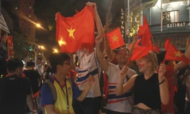 Khách nước ngoài ăn mừng cùng người hâm mộ Sài Gòn