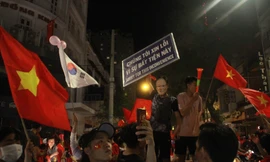 'Cười chảy nước mắt' với những tấm biển hài hước của CĐV