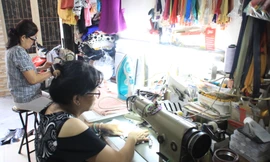 Người Sài Gòn tỉ mẩn may khẩu trang tặng người đi đường, học sinh đến trường