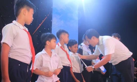 Bí thư thứ nhất T.Ư Đoàn, Chủ tịch Hội Liên hiệp Thanh niên Việt Nam Lê Quốc Phong tặng học bổng cho các em học sinh Côn Đảo.