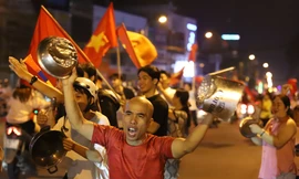 Muôn kiểu ăn mừng xuyên đêm 'cực cháy' của cổ động viên TPHCM