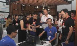 Ý tưởng giảm kẹt xe cho thành phố thông minh của hai học sinh