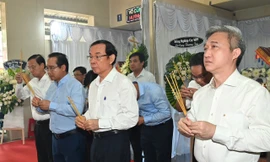 Bí thư Nguyễn Văn Nên và các lãnh đạo TPHCM viếng các nạn nhân vụ cháy cư xá Độc Lập