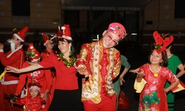 MC Thanh Bạch nhảy múa Giáng sinh tưng bừng, gây 'náo loạn' đường phố