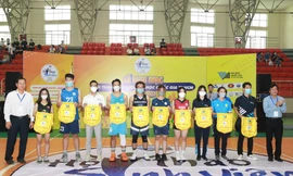 Gần 1.000 bạn trẻ thi đấu bóng đá, bóng rổ, kéo co