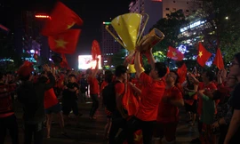 Du khách gõ chiêng chung vui cùng người hâm mộ Việt 