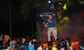 Thầy giáo hotboy 9x cover các hit bằng lời ca vui nhộn, bắt tai 