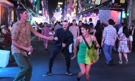 Khách nước ngoài nhảy tưng bừng ở phố Tây Bùi Viện trong thời khắc sang năm mới
