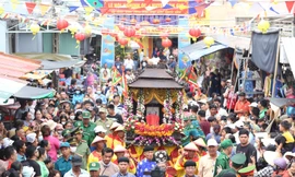 Cận cảnh ghe thuyền Cần Giờ rẽ sóng rước lễ Nghinh Ông 