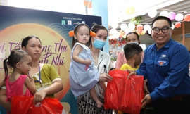 Đón nhận quà của báo Tiền Phong, bệnh nhi mong 'sớm khỏi bệnh để về nhà khoe quà với các bạn'