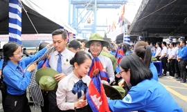 Đại biểu Tàu Thanh niên Đông Nam Á - Nhật Bản bắt đầu lưu giữ kỷ niệm tại TPHCM