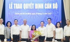 UBND TPHCM công bố quyết định cán bộ