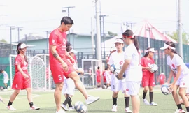 Tuyển thủ Đoàn Văn Hậu tập luyện, đá bóng cùng các bạn nhỏ 