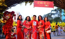 Đàm Vĩnh Hưng cùng dàn nghệ sĩ rộn ràng đón xuân ở phố hoa mai giữa lòng Sài thành